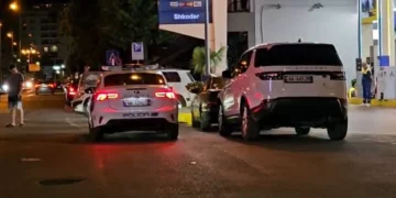 Dy persona rrahin efektivin e policisë në Shkodër, e godasin me grushte pas një konflikti