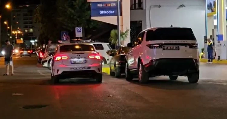 Dy persona rrahin efektivin e policisë në Shkodër, e godasin me grushte pas një konflikti