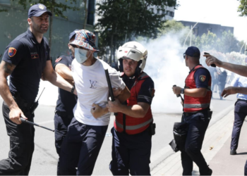 Tensione para Kuvendit/ Mbi 20 protestues të shoqëruar, 4 do ta kalojnë natën në qeli