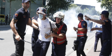 Tensione para Kuvendit/ Mbi 20 protestues të shoqëruar, 4 do ta kalojnë natën në qeli