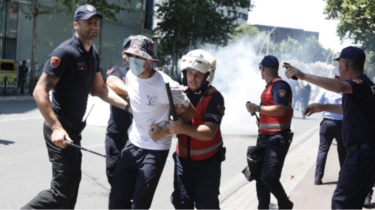 Tensione para Kuvendit/ Mbi 20 protestues të shoqëruar, 4 do ta kalojnë natën në qeli