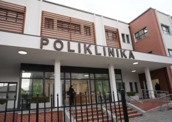 Plagosja me thikë në Shkodër, arrestohen 18-vjeçari dhe babai i tij! Sulmi ndodhi brenda Poliklinikës