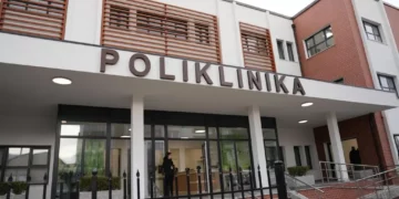 Plagosja me thikë në Shkodër, arrestohen 18-vjeçari dhe babai i tij! Sulmi ndodhi brenda Poliklinikës