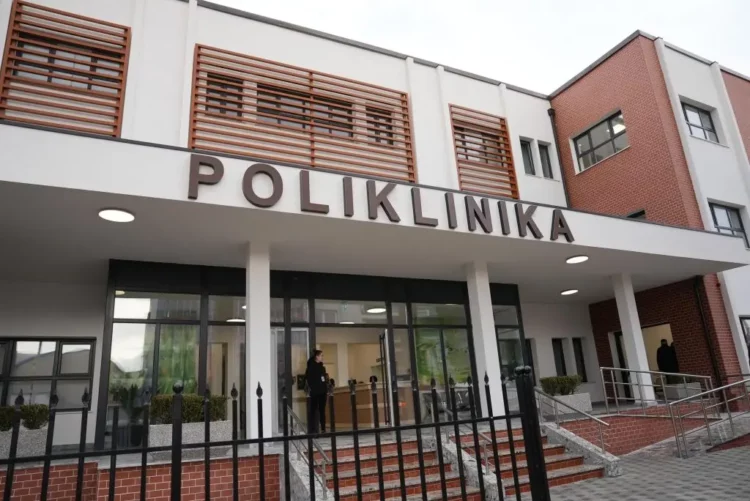 Plagosja me thikë në Shkodër, arrestohen 18-vjeçari dhe babai i tij! Sulmi ndodhi brenda Poliklinikës