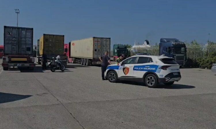 U përplas nga kamioni brenda Portit të Durrësit, ndërron jetë shtetasi nga Kosova