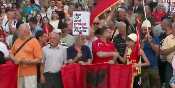 Protesta e 47-të kundër Ramës/ Nga Sheshi “Skënderbej”, qytetarët marshojnë drejt Kryeministrisë