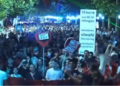 “Zegjine gëk-mëk”, protestuesit ironizojnë deputeten e PS gjatë marshimit në ditën e 44-t të protestës