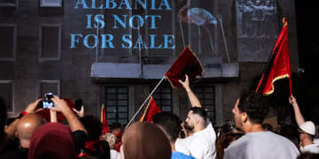 LE MONDE: ‘Revolucioni i Flamingove’ po u jep krahë të rinjve shqiptarë!