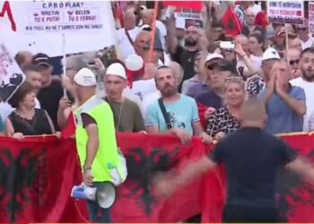 Protesta e 49-të kundër qeverisë, qytetarët marshojnë nga sheshi drejt Kryeministrisë