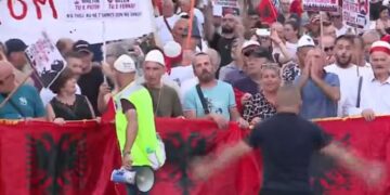 Protesta e 49-të kundër qeverisë, qytetarët marshojnë nga sheshi drejt Kryeministrisë