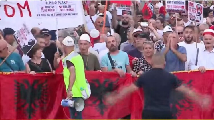 Protesta e 49-të kundër qeverisë, qytetarët marshojnë nga sheshi drejt Kryeministrisë