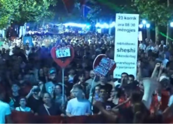“Zegjine gëk-mëk”, protestuesit ironizojnë deputeten e PS gjatë marshimit në ditën e 44-t të protestës