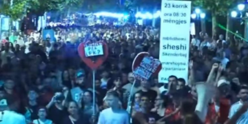 “Zegjine gëk-mëk”, protestuesit ironizojnë deputeten e PS gjatë marshimit në ditën e 44-t të protestës