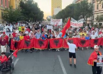 Revolta qytetare hyn në muajin e tretë/ Protestuesit në ditën e 61-të grumbullohen para Kryeministrisë për largimin e Ramës