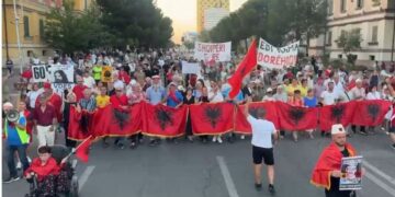 Revolta qytetare hyn në muajin e tretë/ Protestuesit në ditën e 61-të grumbullohen para Kryeministrisë për largimin e Ramës
