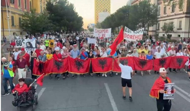 Revolta qytetare hyn në muajin e tretë/ Protestuesit në ditën e 61-të grumbullohen para Kryeministrisë për largimin e Ramës