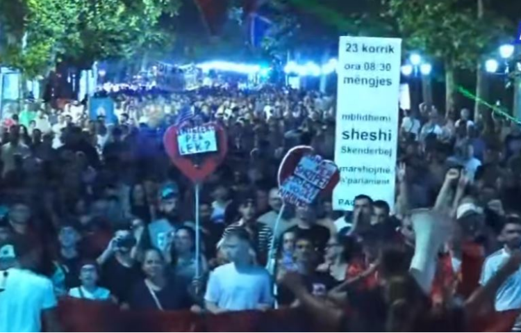 “Zegjine gëk-mëk”, protestuesit ironizojnë deputeten e PS gjatë marshimit në ditën e 44-t të protestës