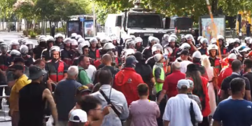 Protestuesit mblidhen para Kuvendit, thirrje në kor: Edi Rama o legen gjithë Shqipëria të urren