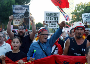 Dita e 50-të e ‘Revolucionit të Flamingove’/ Gazeta holandeze: Protestuesit kërkojnë dorëheqjen e Ramës