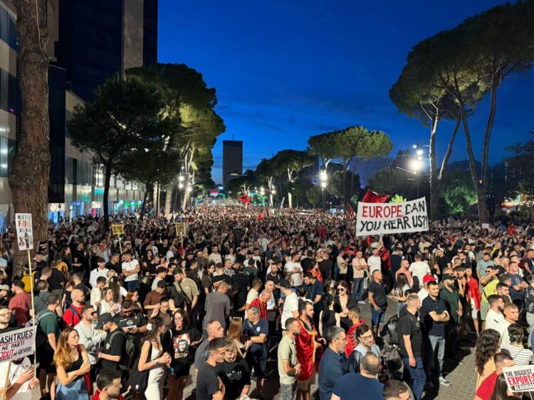 Protesta antiqeveritare hyn në ditën e 59, qytetarët thirrje Ramës: Jep dorëheqjen!