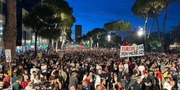 Protesta e radhës kundër qeverisë në ditën e 56-të, qytetarët mblidhen sërish sot te Kryeministria për largimin e Edi Ramës