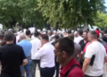 ‘Erion Braçe bib*lushi, la la la la, protestuesit nisen drejt hyrjes së parlamentit kur shfaqet deputeti i PS