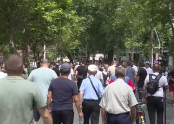 Policia arrestoi disa protestues para Parlamentit, aktivistët nisen drejt Komisariateve nr. 1 dhe 4