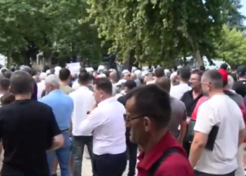 ‘Erion Braçe bib*lushi, la la la la, protestuesit nisen drejt hyrjes së parlamentit kur shfaqet deputeti i PS