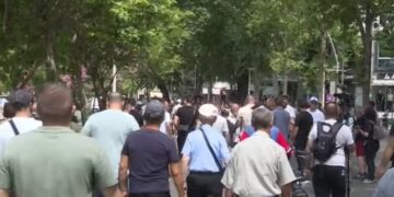 Policia arrestoi disa protestues para Parlamentit, aktivistët nisen drejt Komisariateve nr. 1 dhe 4