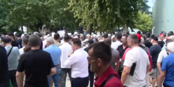 ‘Erion Braçe bib*lushi, la la la la, protestuesit nisen drejt hyrjes së parlamentit kur shfaqet deputeti i PS