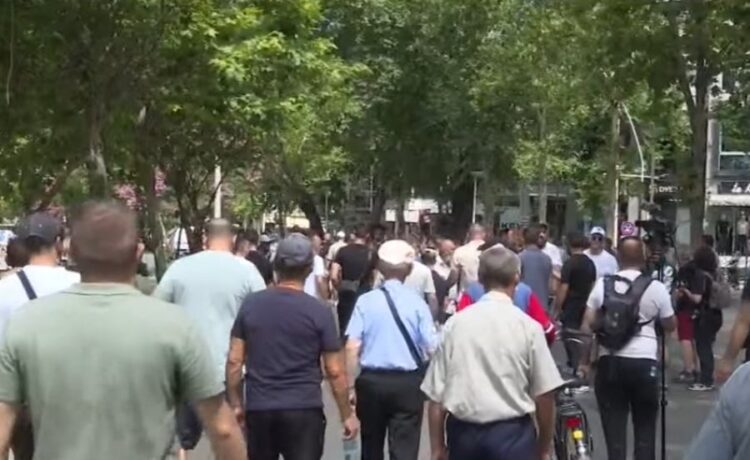 Policia arrestoi disa protestues para Parlamentit, aktivistët nisen drejt Komisariateve nr. 1 dhe 4