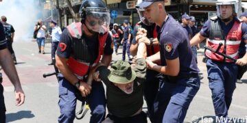 Protestuan para Parlamentit kundër qeverisë! Policia arreston 19 persona, 12 të tjerë i procedon penalisht