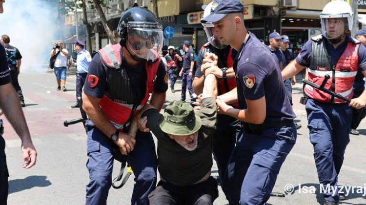 Protestuan para Parlamentit! Policia arreston 19 persona dhe 12 të tjerë i procedon penalisht (Emrat)