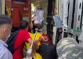 Protestuesi mbulohet me gjak nga plagët në kokë, transportohet me urgjencë drejt ambulancës