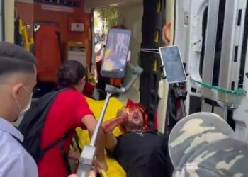 Protestuesi mbulohet me gjak nga plagët në kokë, transportohet me urgjencë drejt ambulancës