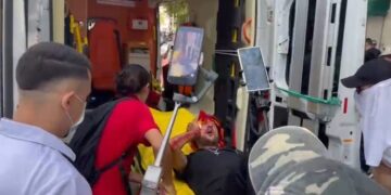 Protestuesi mbulohet me gjak nga plagët në kokë, transportohet me urgjencë drejt ambulancës
