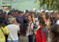Gratë rreshtohen para policisë! Qytetarët shkulin gardhin metalik para Kuvendit, efektivët përdorin sprej irritues
