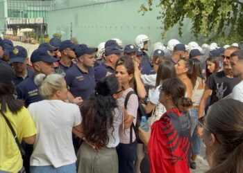 Gratë rreshtohen para policisë! Qytetarët shkulin gardhin metalik para Kuvendit, efektivët përdorin sprej irritues