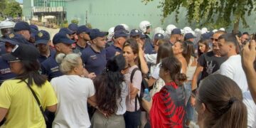 Gratë rreshtohen para policisë! Qytetarët shkulin gardhin metalik para Kuvendit, efektivët përdorin sprej irritues