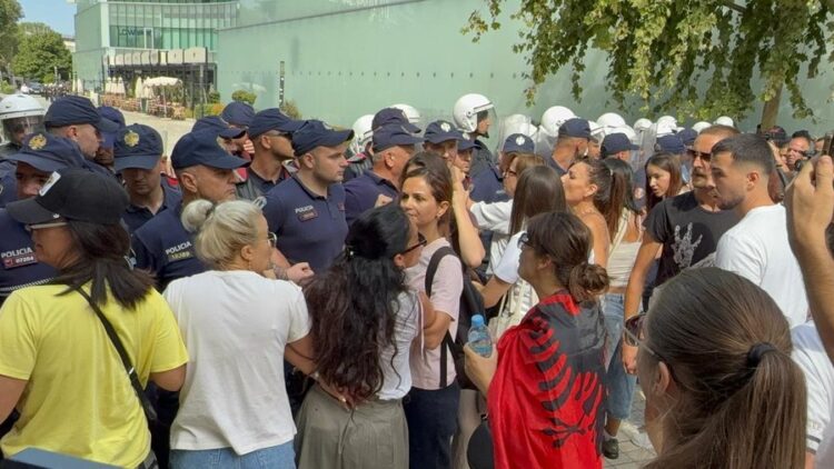 Gratë rreshtohen para policisë! Qytetarët shkulin gardhin metalik para Kuvendit, efektivët përdorin sprej irritues