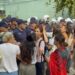 Gratë rreshtohen para policisë! Qytetarët shkulin gardhin metalik para Kuvendit, efektivët përdorin sprej irritues