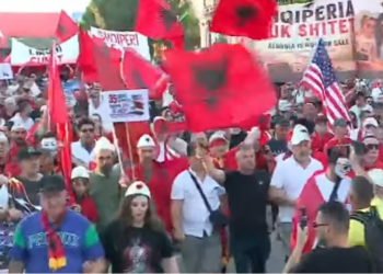 Protestuesit nisen nga Sheshi “Skënderbej” drejt Kryeministrisë