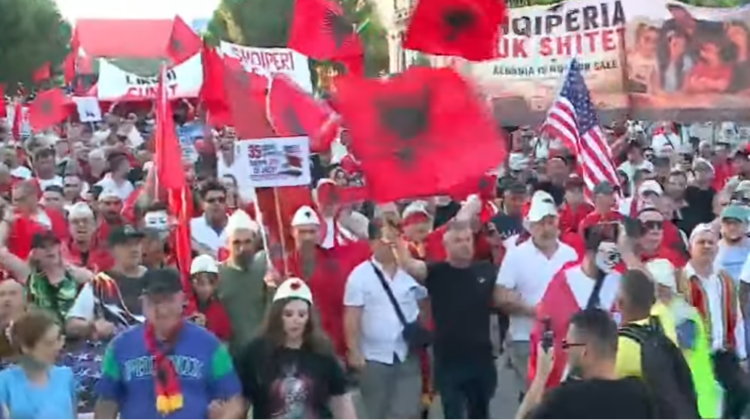 Protestuesit nisen nga Sheshi “Skënderbej” drejt Kryeministrisë