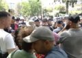 Tensione para Kuvendit/ Protestuesit “shënjestrojnë” me vezë automjetet e Çuçit dhe Kumbaros