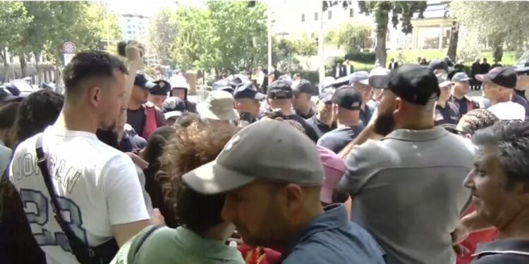 Tensione para Kuvendit/ Protestuesit “shënjestrojnë” me vezë automjetet e Çuçit dhe Kumbaros