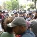 Tensione para Kuvendit/ Protestuesit “shënjestrojnë” me vezë automjetet e Çuçit dhe Kumbaros