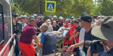 Protesta para Kuvendit, qytetari humbet ndjenjat dhe transportohet me urgjencë në spital