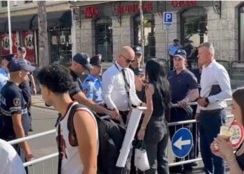 “Hapni rrugën”/ Policia e fut parlamentin në “shtetrrethim” të plotë, qytetarët përplasen me efektivët