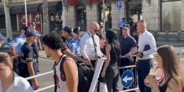 “Hapni rrugën”/ Policia  e fut parlamentin në “shtetrrethim” të plotë, qytetarët përplasen me efektivët