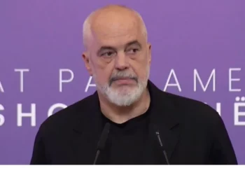 Kryeministri e pranon: Administrata paradite në punë, pasdite këndonin në protestë ‘Rama jepe dorëheqjen’